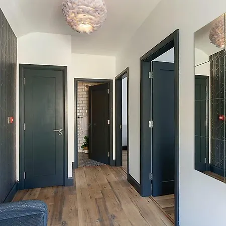 Apartment @ 32 *